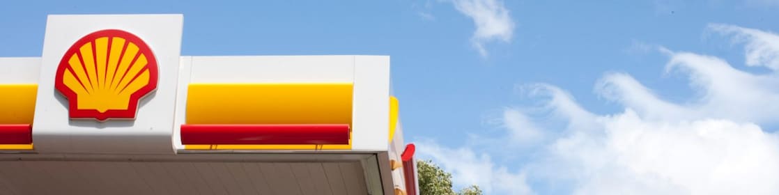 Station de vente au détail avec le ciel bleu