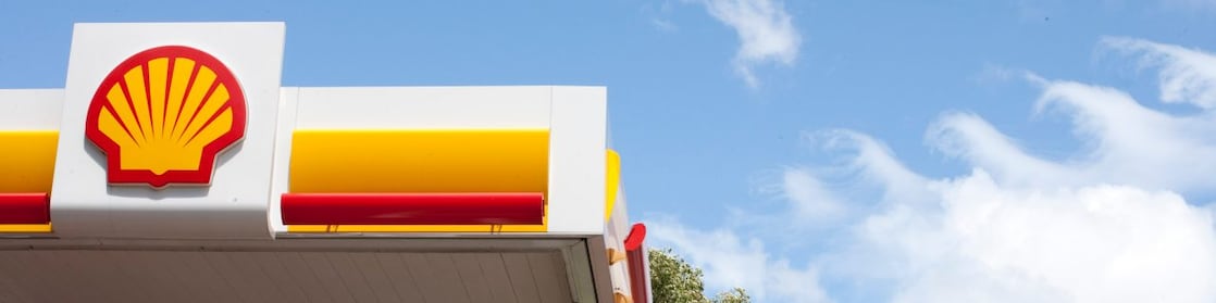 Station de vente au détail avec le ciel bleu