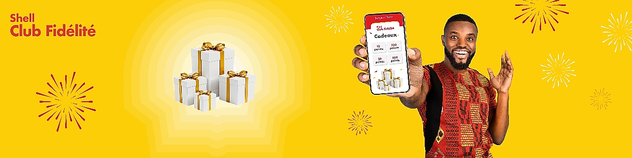 personne montrant une offre du club de fidélité Shell sur son téléphone