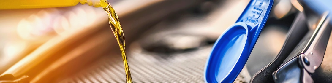 Un échantillon du liquide d’entretien moteur Shell Car Care en cours de versement dans un réservoir