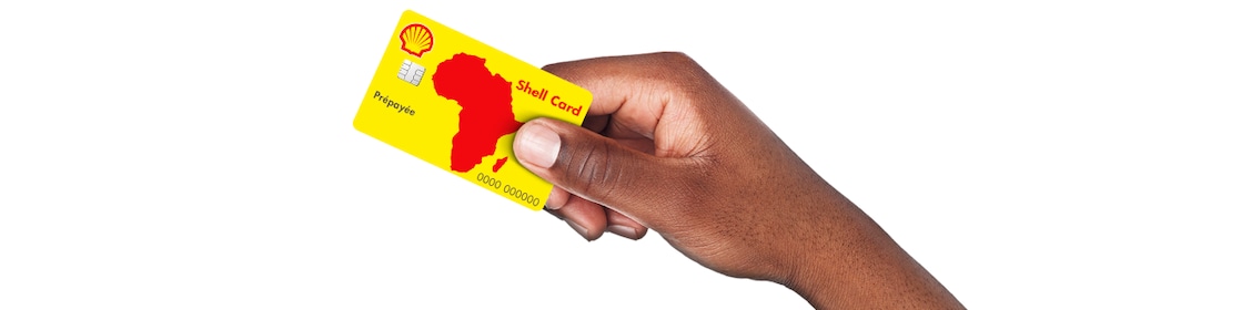 Main tenant une carte prépayée Shell Card avec puce, illustrant un moyen de paiement sécurisé pour le carburant et les achats en station-service