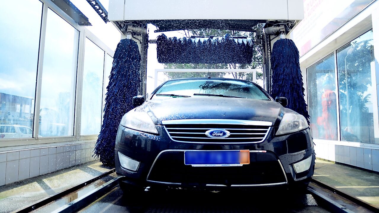 Belle voiture propre qui sort d'une baie de lavage Shell