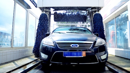 Belle voiture propre qui sort d'une baie de lavage  Shell