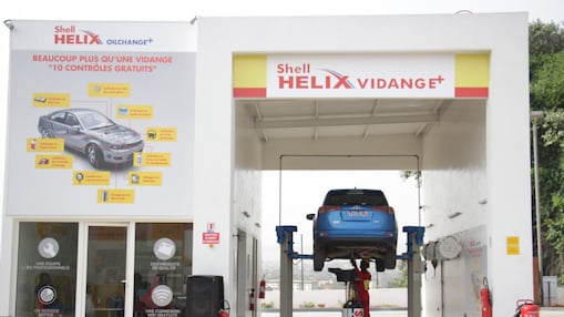 shell assistant helping customer