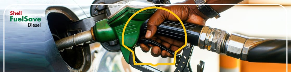 main tenant une pompe à carburant et injectant du carburant dans un réservoir de voiture